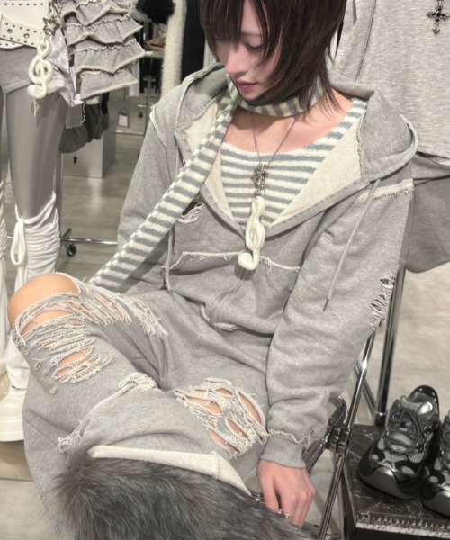 Never mind the XU / Chikashitsu+(ネバーマインド ザ エックスユー / チカシツプラス)の「【nmtc+】damage cropped zip up hoodie / 【エヌエムティーシープラス】ダメージクロップドジップパーカー(パーカー・メンズ・グレー/ブラック・ONE SIZE)」の2枚目の写真