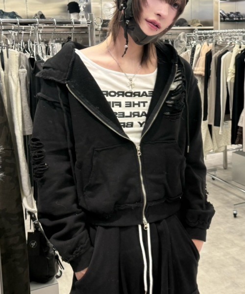 Never mind the XU / Chikashitsu+(ネバーマインド ザ エックスユー / チカシツプラス)の「【nmtc+】damage cropped zip up hoodie / 【エヌエムティーシープラス】ダメージクロップドジップパーカー(パーカー・メンズ・グレー/ブラック・ONE SIZE)」の1枚目の写真
