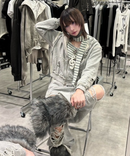 Never mind the XU / Chikashitsu+(ネバーマインド ザ エックスユー / チカシツプラス)の「【nmtc+】damage cropped zip up hoodie / 【エヌエムティーシープラス】ダメージクロップドジップパーカー(パーカー・メンズ・グレー/ブラック・ONE SIZE)」の6枚目の写真