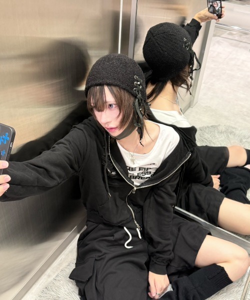 Never mind the XU / Chikashitsu+(ネバーマインド ザ エックスユー / チカシツプラス)の「【nmtc+】damage cropped zip up hoodie / 【エヌエムティーシープラス】ダメージクロップドジップパーカー(パーカー・メンズ・グレー/ブラック・ONE SIZE)」の4枚目の写真