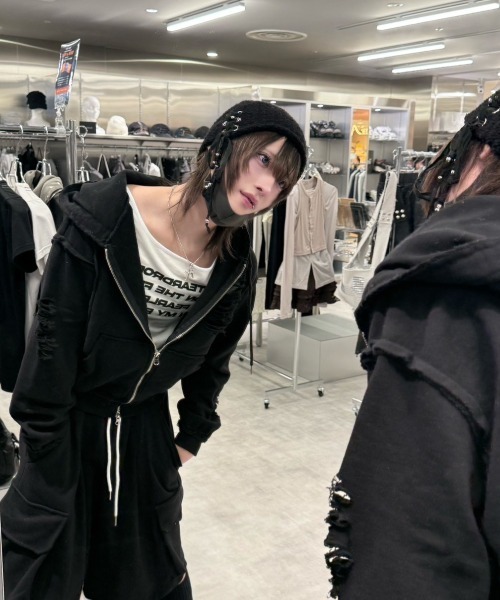 Never mind the XU / Chikashitsu+(ネバーマインド ザ エックスユー / チカシツプラス)の「【nmtc+】damage cropped zip up hoodie / 【エヌエムティーシープラス】ダメージクロップドジップパーカー(パーカー・メンズ・グレー/ブラック・ONE SIZE)」の3枚目の写真