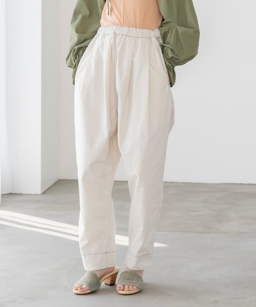 sneeuw(スニュウ)の「タックドローパンツ(その他パンツ・レディース・ホワイト/グリーン・1/3)」の1枚目の写真