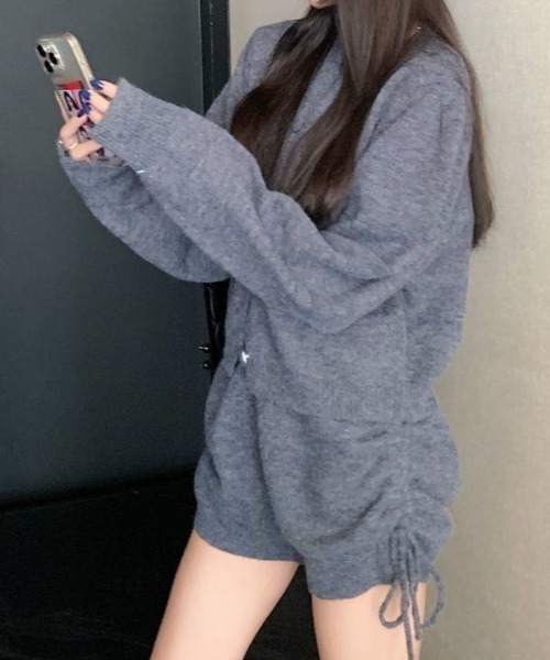 ViViDAY（ビビデー）の「【上下2点セット】ボリューム袖ニットカーディガン＋サイドリボンニットショートパンツ（セットアップ・レディース・ブラック/グレー・M）」の3枚目の写真