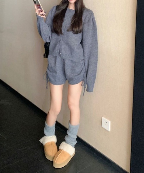 ViViDAY（ビビデー）の「【上下2点セット】ボリューム袖ニットカーディガン＋サイドリボンニットショートパンツ（セットアップ・レディース・ブラック/グレー・M）」の5枚目の写真