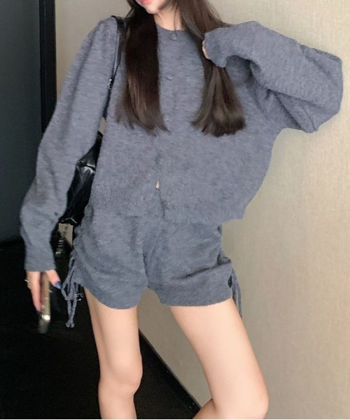 ViViDAY（ビビデー）の「【上下2点セット】ボリューム袖ニットカーディガン＋サイドリボンニットショートパンツ（セットアップ・レディース・ブラック/グレー・M）」の4枚目の写真