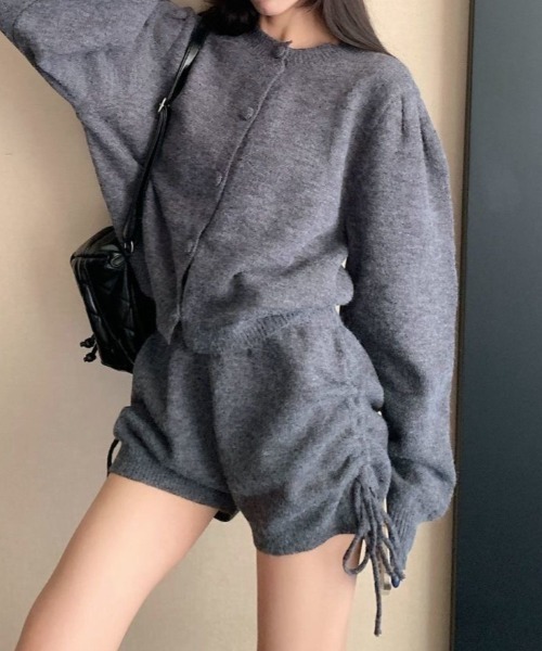 ViViDAY（ビビデー）の「【上下2点セット】ボリューム袖ニットカーディガン＋サイドリボンニットショートパンツ（セットアップ・レディース・ブラック/グレー・M）」の8枚目の写真