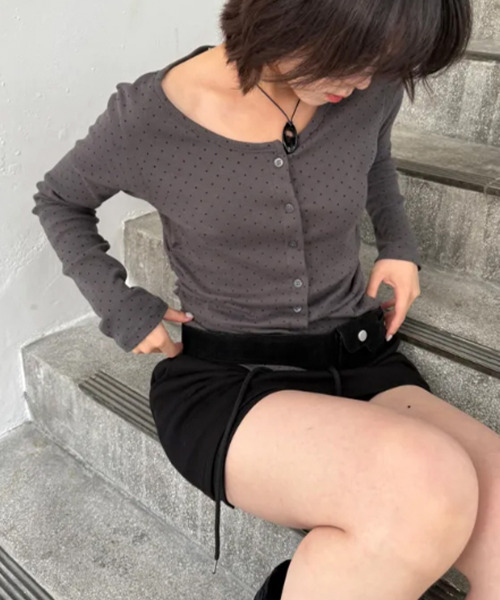 VIVID LADY（ビビッドレディー）の「ドット柄 ウエストシャーリング カーディガン（カーディガン/ボレロ・レディース・チャコールグレー/ブラック・FREE）」の5枚目の写真
