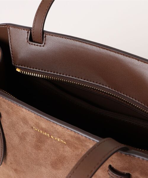 CHARLES & KEITH(チャールズ & キース)の「Allyn アリン スエードイロンゲイティッドハンドル トートバッグ(トートバッグ・レディース・モカ・L)」の2枚目の写真