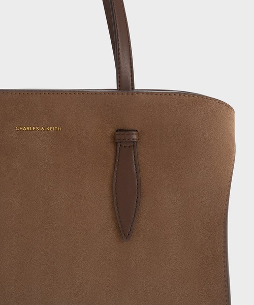 CHARLES & KEITH(チャールズ & キース)の「Allyn アリン スエードイロンゲイティッドハンドル トートバッグ(トートバッグ・レディース・モカ・L)」の5枚目の写真