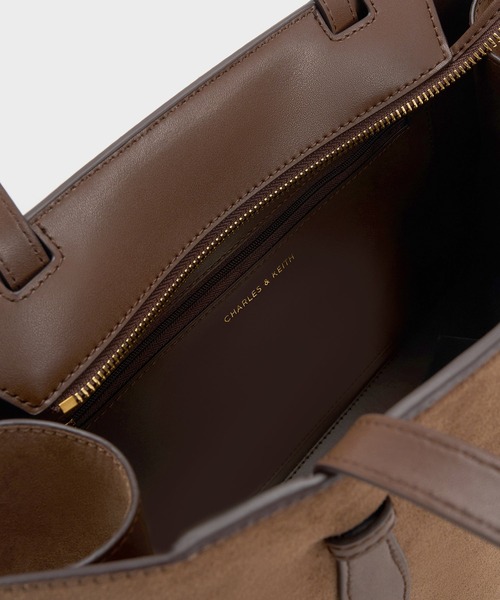 CHARLES & KEITH(チャールズ & キース)の「Allyn アリン スエードイロンゲイティッドハンドル トートバッグ(トートバッグ・レディース・モカ・L)」の4枚目の写真