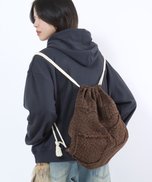 Salong hameu（サロン ハミュー）の「デニムパンツ風ナップサック/デニム/レオパード/カモフラ メンズ レディース ユニセックス（バックパック/リュック・レディース・ブラック系その他/レオパード/カモフラージュ/インディゴブルー・FREE）」の4枚目の写真