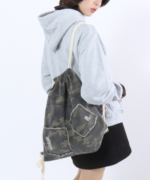 Salong hameu（サロン ハミュー）の「デニムパンツ風ナップサック/デニム/レオパード/カモフラ メンズ レディース ユニセックス（バックパック/リュック・レディース・ブラック系その他/レオパード/カモフラージュ/インディゴブルー・FREE）」の3枚目の写真