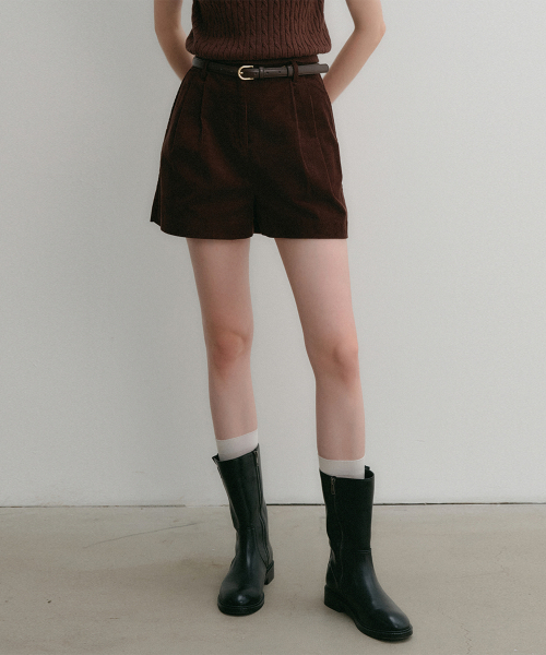 LOOKAST(ルックキャスト)の「アリアツータックコーデュロイショートパンツ_ブラウン(その他パンツ・レディース・ブラウン・SMALL/MEDIUM)」の1枚目の写真