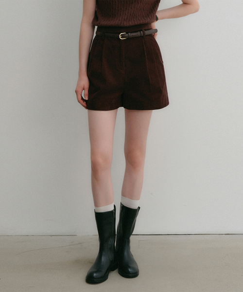 LOOKAST(ルックキャスト)の「アリアツータックコーデュロイショートパンツ_ブラウン(その他パンツ・レディース・ブラウン・SMALL/MEDIUM)」の2枚目の写真