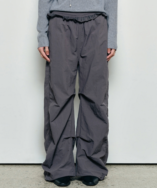 NICK&NICOLE(ニックアンドニコール)の「RUFFLE LACE PARACHUTE PANTS_CHARCOAL(スウェットパンツ・レディース・チャコール・FREE)」の1枚目の写真