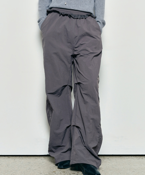 NICK&NICOLE(ニックアンドニコール)の「RUFFLE LACE PARACHUTE PANTS_CHARCOAL(スウェットパンツ・レディース・チャコール・FREE)」の2枚目の写真