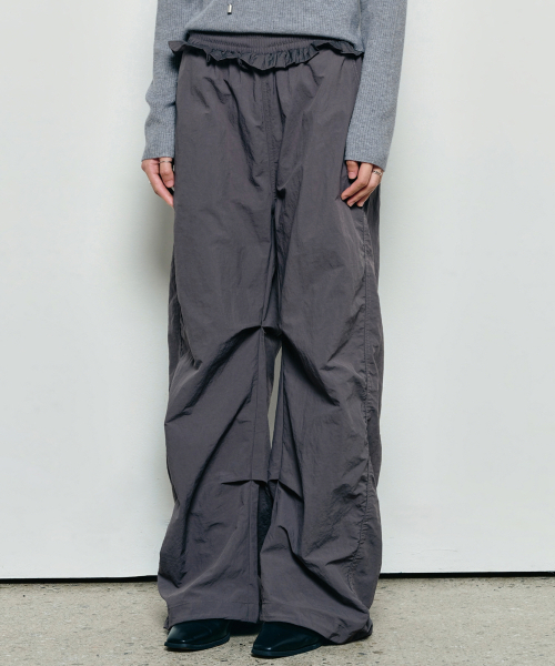 NICK&NICOLE(ニックアンドニコール)の「RUFFLE LACE PARACHUTE PANTS_CHARCOAL(スウェットパンツ・レディース・チャコール・FREE)」の3枚目の写真