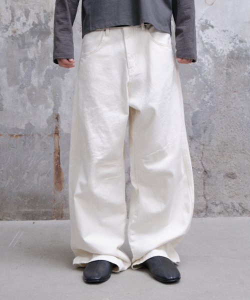 DIVEIN（ダイブイン）の「WIDE CURVED DENIM PANTS (CREAM)（デニムパンツ・メンズ・その他・0/1/2）」の3枚目の写真