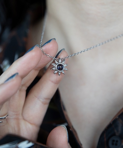 VACANCY(ヴァカンシー)の「サンストーンチャームネックレス(ネックレス・レディース・シルバー・FREE)」の6枚目の写真