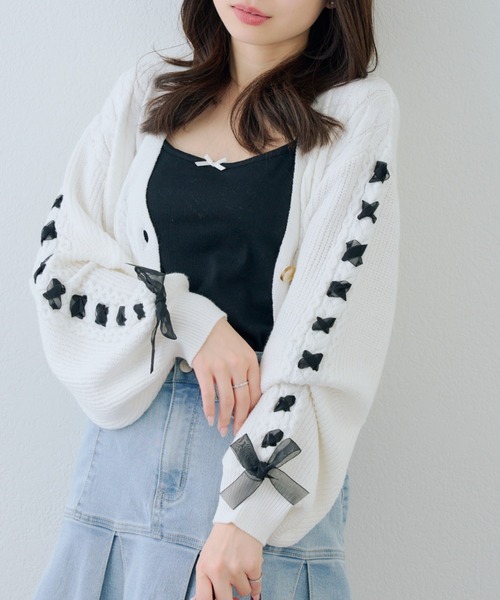 continuer de NICE CLAUP(コンティニューデナイスクラップ)の「袖レースアップカーデ(カーディガン/ボレロ・レディース・ピンク/アイボリー/チャコールグレー/トップグレー・FREE)」の1枚目の写真