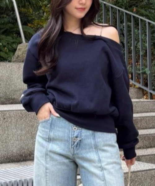 rienda（リエンダ）の「ワンショルダーボリュームスウェットトップス 春服 トレーナー（スウェット・レディース・ライトイエロー/ネイビー/ホワイト・FREE）」の2枚目の写真