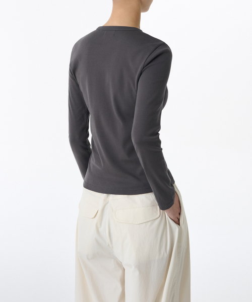 MUSINSA STANDARD WOMAN（ムシンサスタンダードウーマン）の「ウィメンズスリムクルーネック長袖Tシャツ[ダークグレー]（Tシャツ/カットソー・レディース・その他・LARGE/MEDIUM/SMALL/X-SMALL）」の2枚目の写真
