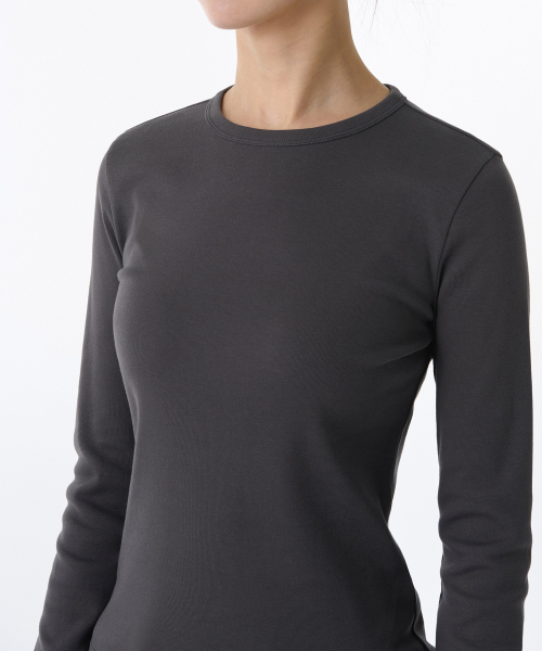MUSINSA STANDARD WOMAN（ムシンサスタンダードウーマン）の「ウィメンズスリムクルーネック長袖Tシャツ[ダークグレー]（Tシャツ/カットソー・レディース・その他・LARGE/MEDIUM/SMALL/X-SMALL）」の3枚目の写真