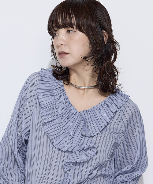 K.T KIYOKO TAKASE（キヨコタカセ）の「シワ加工ストライプ ラッフルシャツブラウス（シャツ/ブラウス・レディース・ホワイト×ネイビー/ブルー系その他・7号/9号）」の2枚目の写真