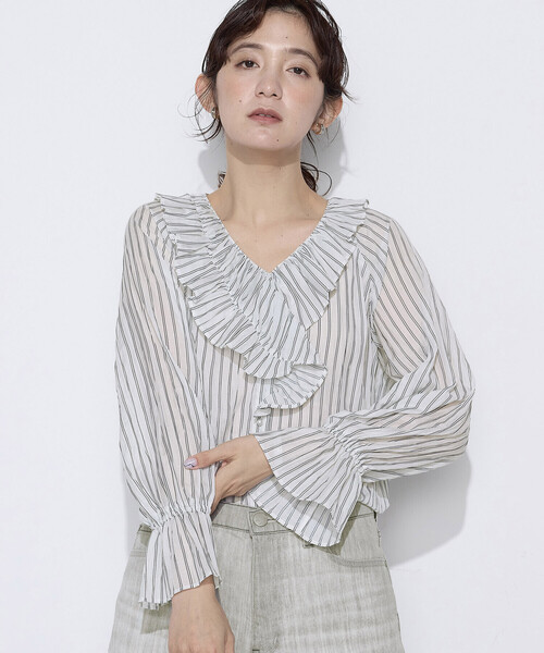 K.T KIYOKO TAKASE（キヨコタカセ）の「シワ加工ストライプ ラッフルシャツブラウス（シャツ/ブラウス・レディース・ホワイト×ネイビー/ブルー系その他・7号/9号）」の5枚目の写真