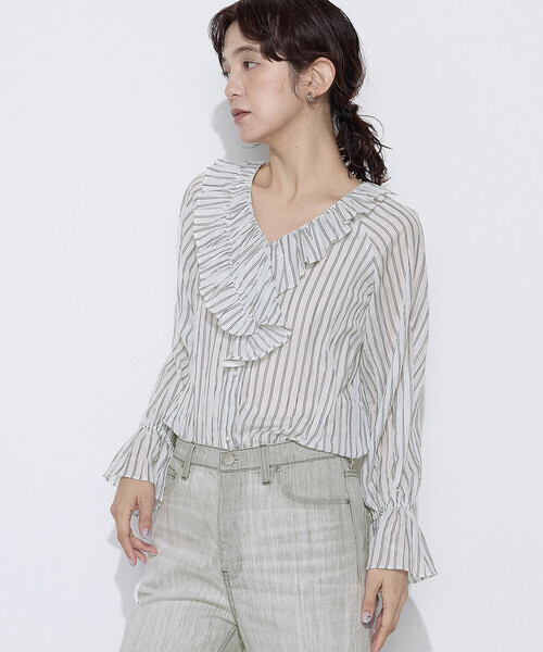 K.T KIYOKO TAKASE（キヨコタカセ）の「シワ加工ストライプ ラッフルシャツブラウス（シャツ/ブラウス・レディース・ホワイト×ネイビー/ブルー系その他・7号/9号）」の6枚目の写真