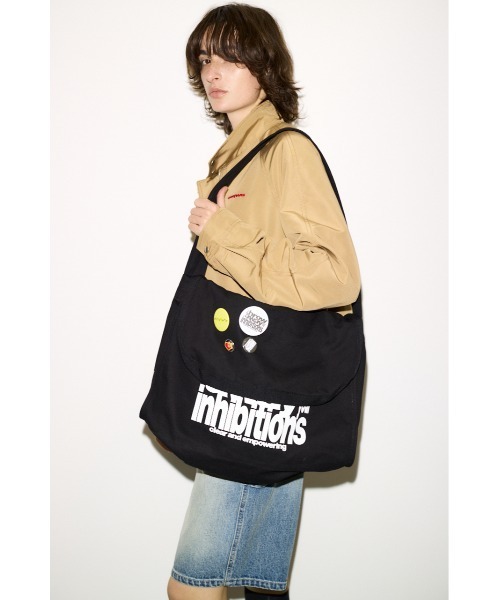 SLY（スライ）の「ESQWE MESSENGER BAGTHROW エスクェメッセンジャーバッグ（ショルダーバッグ・レディース・ブラック・FREE）」の2枚目の写真