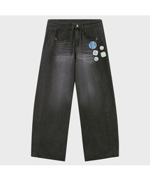GRAVER（グレーバー）の「[ユニセックス]スター + バッジ ワイドカーブドジーンズ_ウォッシュドブラック（デニムパンツ）」