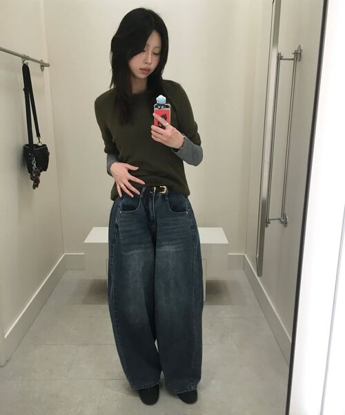 GRAVER（グレーバー）の「[ユニセックス]スター + バッジ ワイドカーブドジーンズ_ウォッシュドブラック（デニムパンツ・レディース・ブラック・MEDIUM/LARGE）」の12枚目の写真