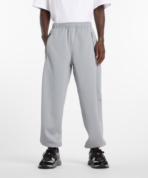 NEW BALANCE（ニューバランス）の「NB GREY ヴィンテージジョガーパンツ（スウェットパンツ・メンズ・ライトグレー/ネイビー・MEDIUM/LARGE/X-LARGE/SMALL/XX-LARGE）」の2枚目の写真