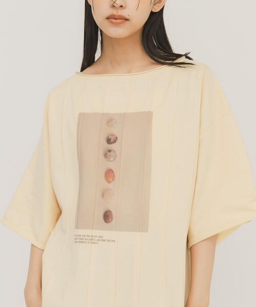 KBF（ケイビーエフ）の「ピンタックフォトプリントTEE（Tシャツ/カットソー・レディース・ネイビー/オフホワイト/イエロー系その他・ONE）」の3枚目の写真