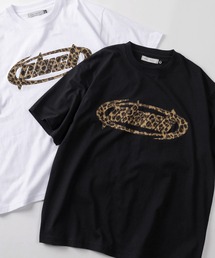 SlashDate（スラッシュデイト）の「【84】レオパード柄/カモフラ柄/ドット柄 総柄アップリケロゴ クルーネックTシャツ/ユニセックス/レディース/メンズ（Tシャツ/カットソー）」