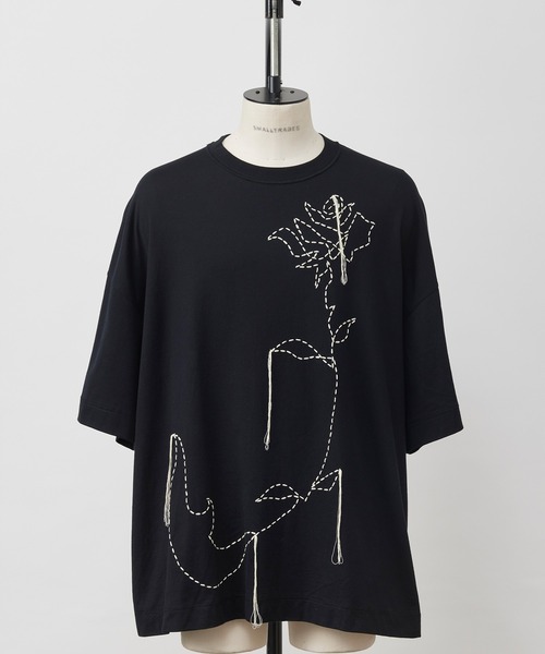 SHINYAKOZUKA（シンヤコヅカ）の「the mooned flower is stitched on