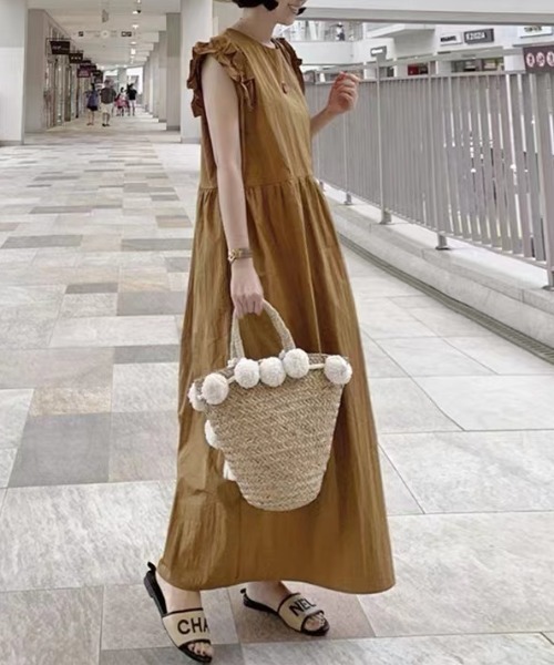 AMAJI（アマジ）の「ゆったりシルエット 花びら袖ロングワンピース（ポケット・ウエストリボン付き）（ワンピース・レディース・ベージュ/ブラック・FREE）」の3枚目の写真