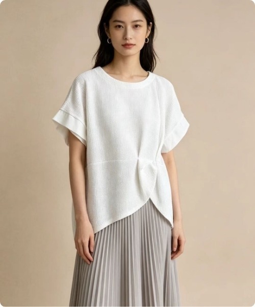 I.O.E（アイオイ）の「[韓国トレンド] ドレープデザイン半袖ブラウス（Tシャツ/カットソー・レディース・ホワイト/ブラック・FREE）」の4枚目の写真