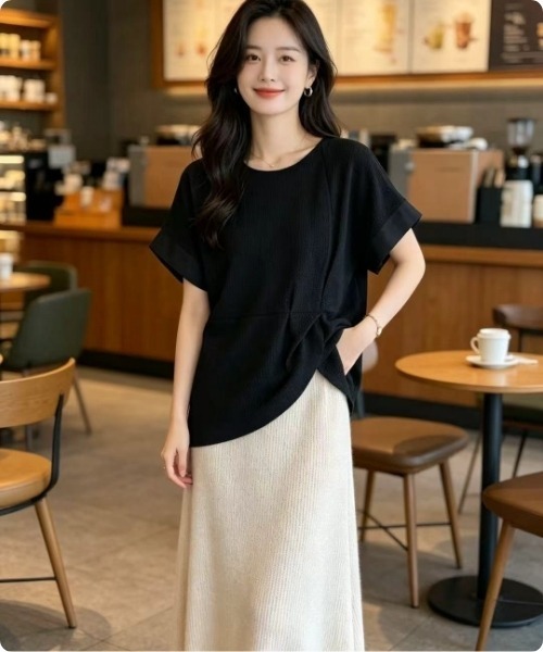 I.O.E（アイオイ）の「[韓国トレンド] ドレープデザイン半袖ブラウス（Tシャツ/カットソー・レディース・ホワイト/ブラック・FREE）」の5枚目の写真