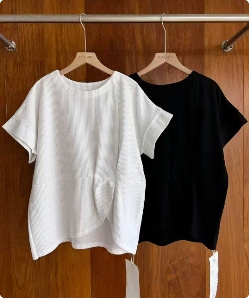 I.O.E（アイオイ）の「[韓国トレンド] ドレープデザイン半袖ブラウス（Tシャツ/カットソー・レディース・ホワイト/ブラック・FREE）」の7枚目の写真