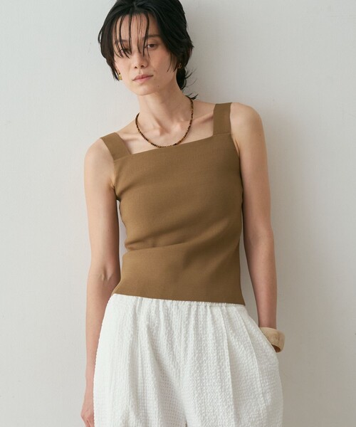 qualite(カリテ)の「【接触冷感・セットアップ対応】レーヨンストレッチニットノースリーブ 夏服 キャミソール きれいめ(Tシャツ/カットソー・レディース・グレー系その他2/ダークベージュ・フリー)」の2枚目の写真
