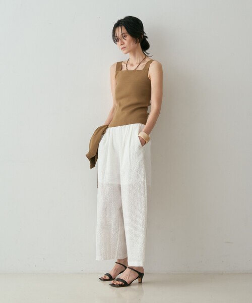 qualite(カリテ)の「【接触冷感・セットアップ対応】レーヨンストレッチニットノースリーブ 夏服 キャミソール きれいめ(Tシャツ/カットソー・レディース・グレー系その他2/ダークベージュ・フリー)」の3枚目の写真