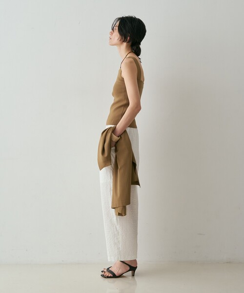 qualite(カリテ)の「【接触冷感・セットアップ対応】レーヨンストレッチニットノースリーブ 夏服 キャミソール きれいめ(Tシャツ/カットソー・レディース・グレー系その他2/ダークベージュ・フリー)」の19枚目の写真