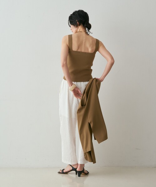 qualite(カリテ)の「【接触冷感・セットアップ対応】レーヨンストレッチニットノースリーブ 夏服 キャミソール きれいめ(Tシャツ/カットソー・レディース・グレー系その他2/ダークベージュ・フリー)」の21枚目の写真