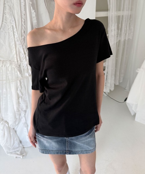 4INT.(フォイント)の「デイリー 無地 ビッグシルエット ワンオフショル 半袖 Tシャツ(Tシャツ/カットソー・レディース・ブラウン/ホワイト/グレー/チャコール/ブラック・FREE)」の2枚目の写真