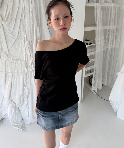 4INT.(フォイント)の「デイリー 無地 ビッグシルエット ワンオフショル 半袖 Tシャツ(Tシャツ/カットソー・レディース・ブラウン/ホワイト/グレー/チャコール/ブラック・FREE)」の18枚目の写真