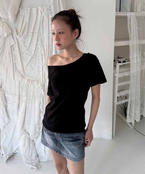 4INT.(フォイント)の「デイリー 無地 ビッグシルエット ワンオフショル 半袖 Tシャツ(Tシャツ/カットソー・レディース・ブラウン/ホワイト/グレー/チャコール/ブラック・FREE)」の19枚目の写真