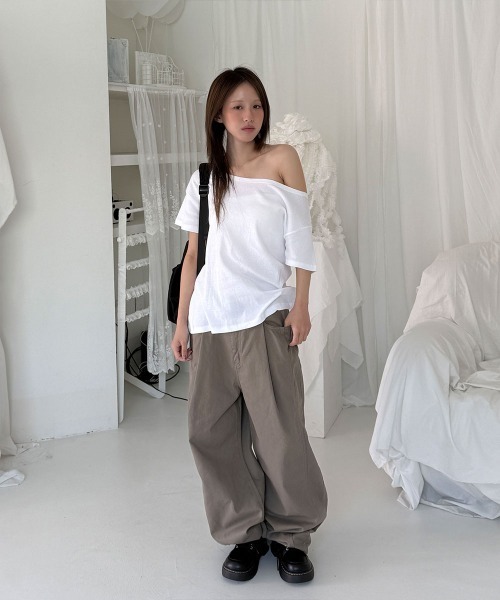 4INT.(フォイント)の「デイリー 無地 ビッグシルエット ワンオフショル 半袖 Tシャツ(Tシャツ/カットソー・レディース・ブラウン/ホワイト/グレー/チャコール/ブラック・FREE)」の21枚目の写真