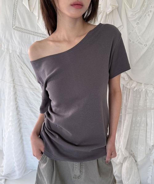 4INT.(フォイント)の「デイリー 無地 ビッグシルエット ワンオフショル 半袖 Tシャツ(Tシャツ/カットソー・レディース・ブラウン/ホワイト/グレー/チャコール/ブラック・FREE)」の6枚目の写真